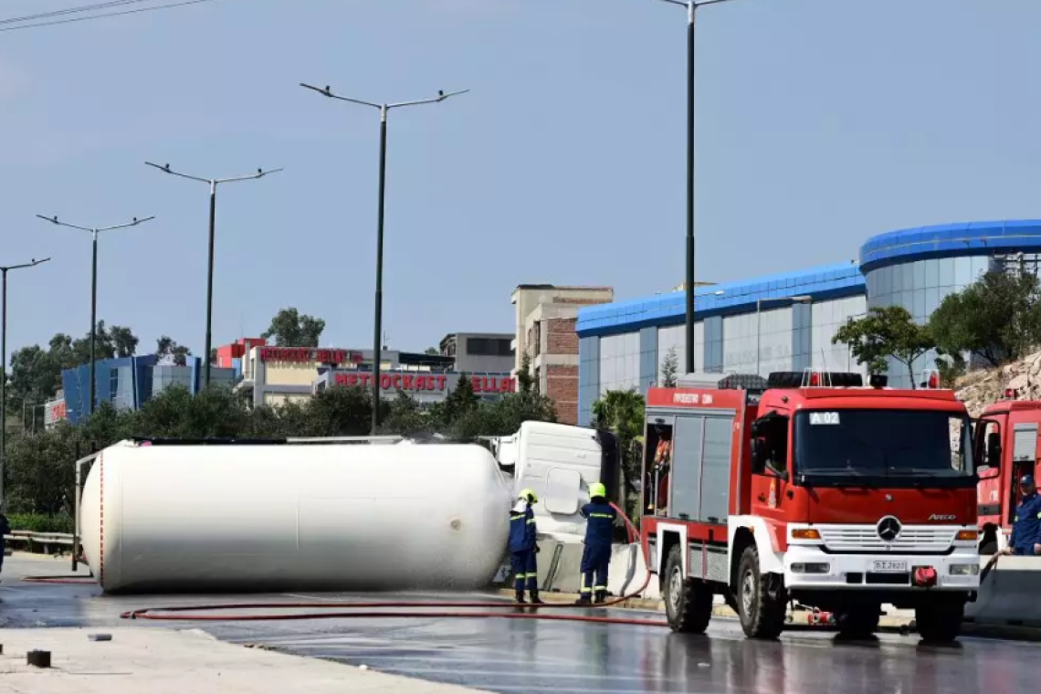 Eκκενώνεται η δομή στο Σχιστό μετά την ανατροπή του βιτιοφόρου