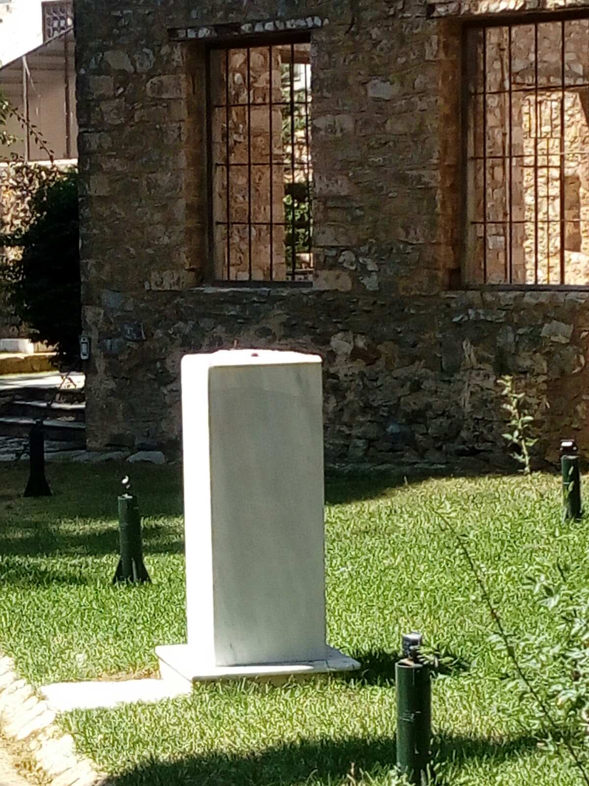 Eκλεψαν τα αγάλματα του Άρη Βελουχιώτη και του Στέφανου Σαράφη από το Μνημείο Μάντρας Μπλόκου Κοκκινιάς