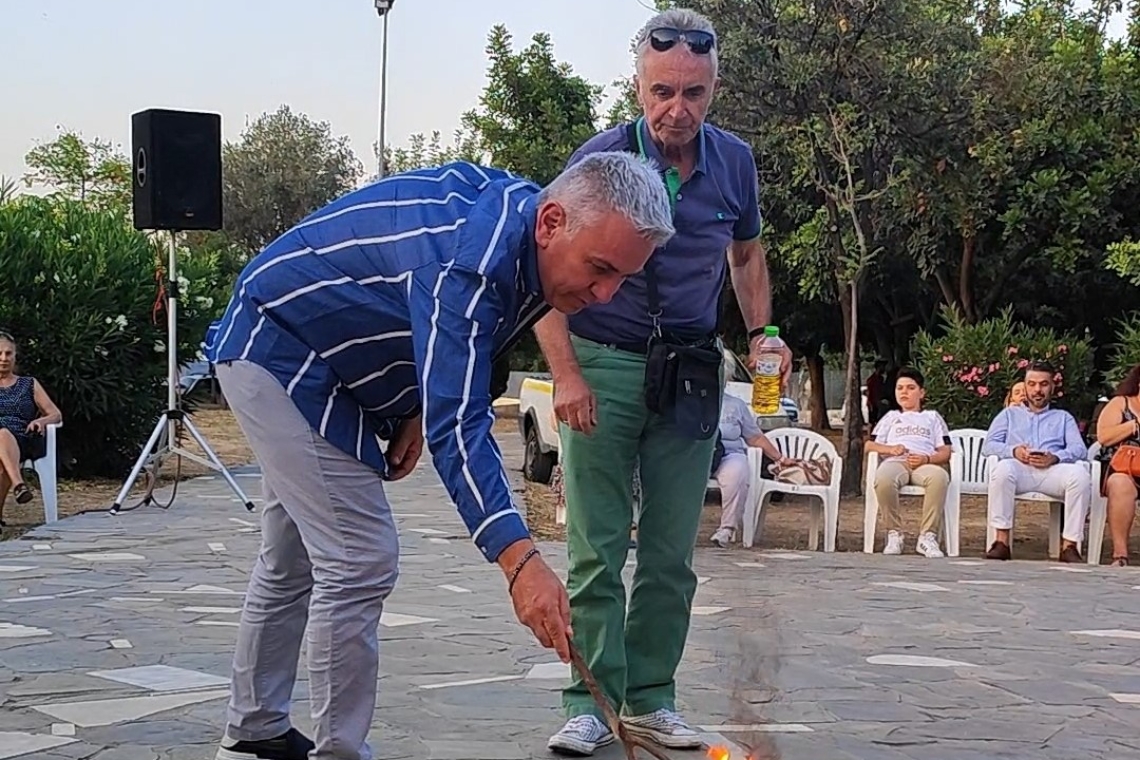Με φλόγες και χορό αναβίωσε το Έθιμο του Κλήδονα σε Νίκαια και Ρέντη