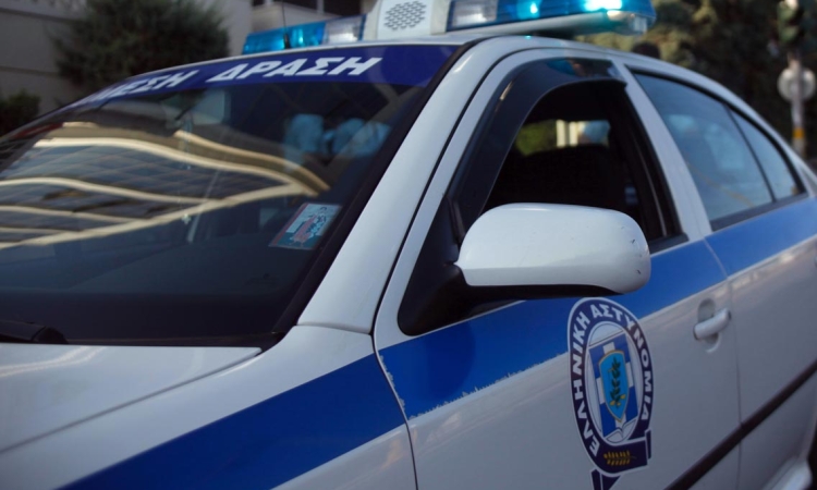 Συνελήφθη η 19χρονη αδελφή του 5χρονου αγοριού που το άφησαν μόνο του στο σπίτι στα Καμίνια