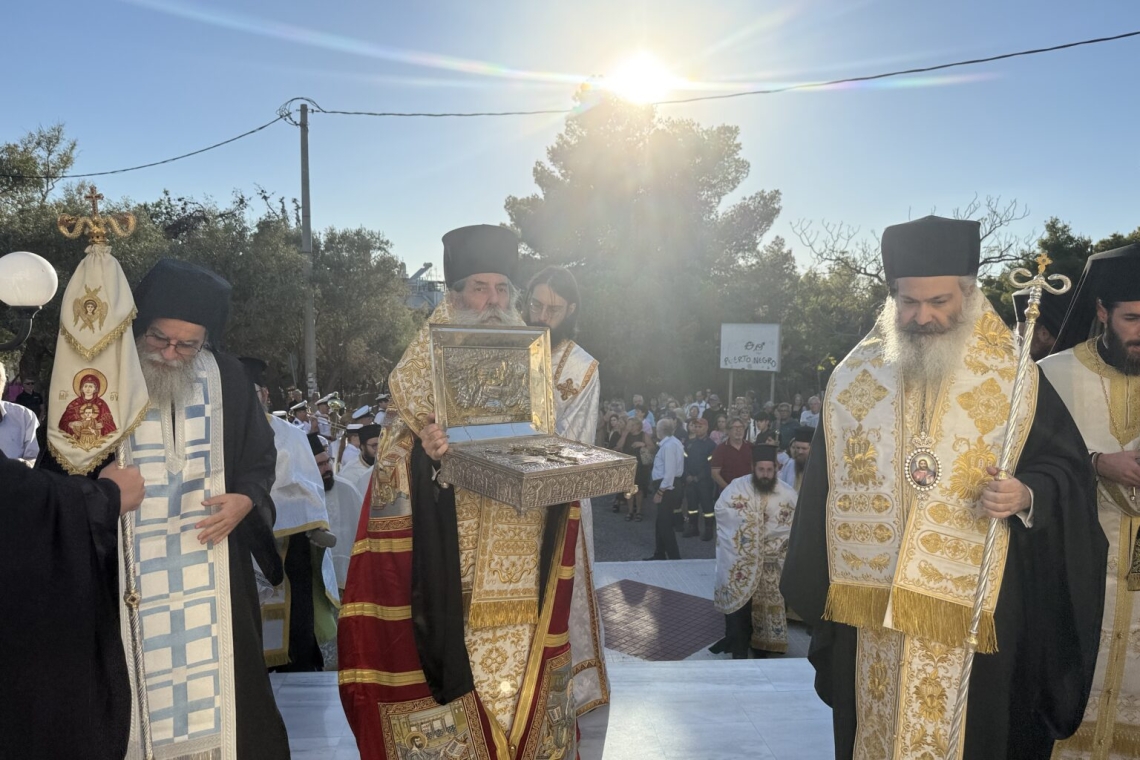 Τίμιο Ξύλο και Άρραφος Χιτώνας στην Ιερά Μητρόπολη Πειραιώς
