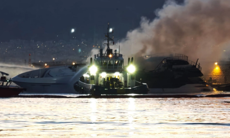 Μαρίνα Ζέας: Από ξύλινο ιστιοφόρο ξεκίνησε η φωτιά - Bυθίστηκαν 4 σκάφη 