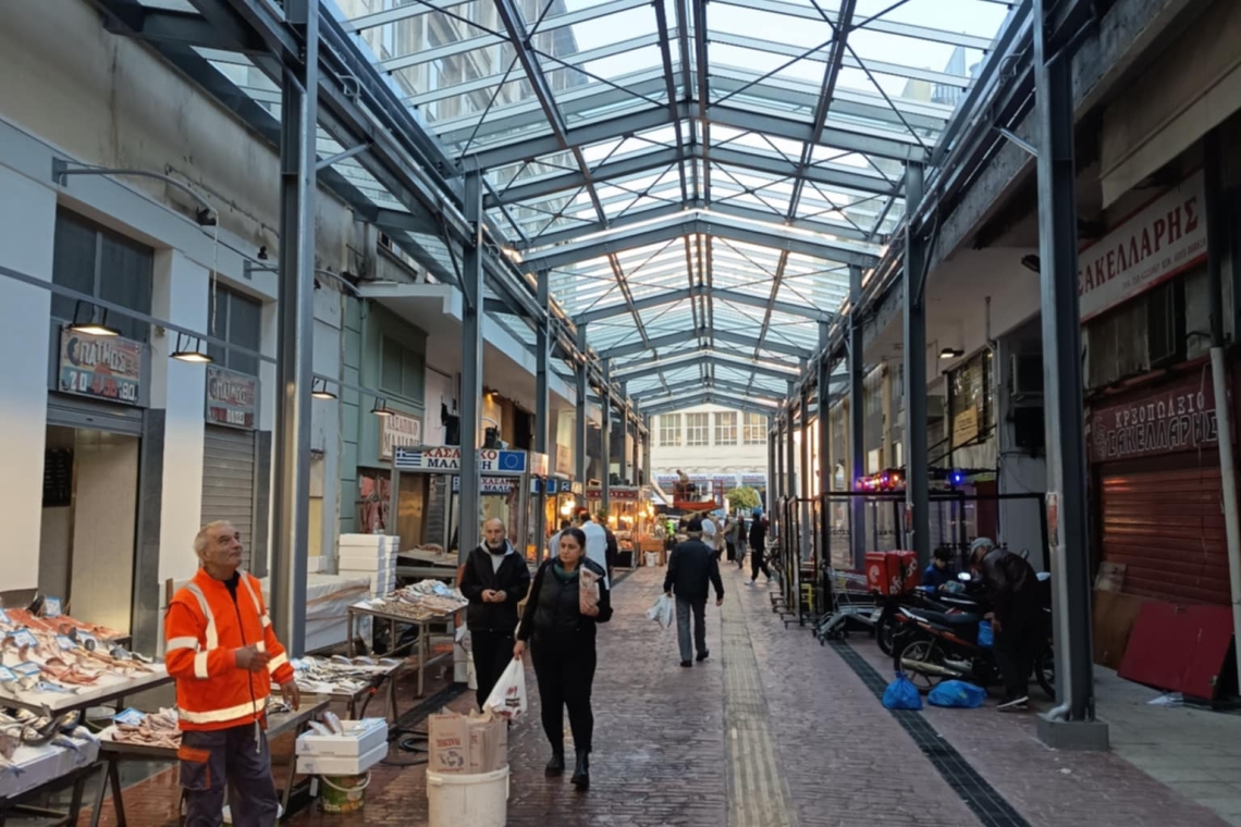 Πειραιάς: Δουλειές του... ποδαριού - Μπάζει νερά το στέγαστρο στην αγορά