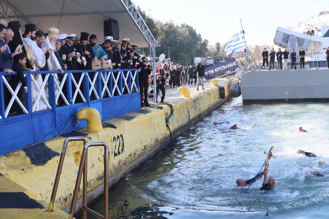 Mε λαμπρότητα ο καθαγιασμός των υδάτων στο λιμάνι του Πειραιά