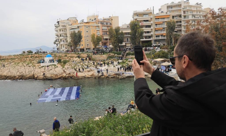 H ελληνική σημαία στη θάλασσα του Πειραιά για την Επέτειο της 25ης Μαρτίου