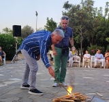 Με φλόγες και χορό αναβίωσε το Έθιμο του Κλήδονα σε Νίκαια και Ρέντη