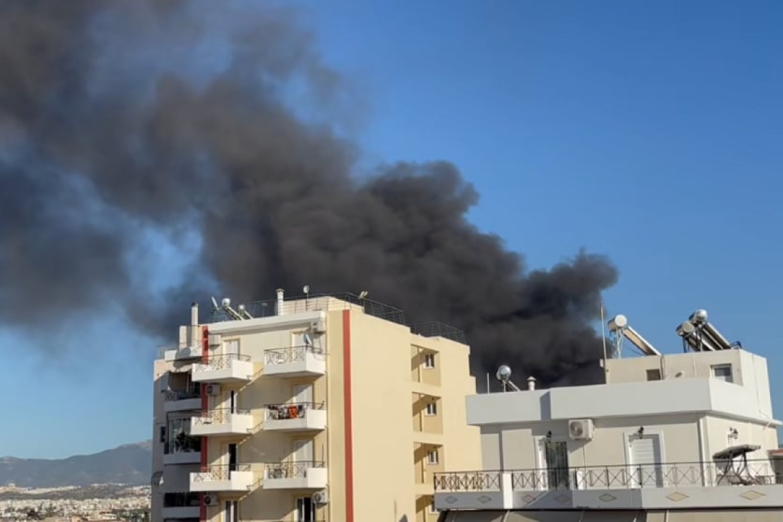 Μεγάλη φωτιά σε υπαίθριο χώρο στου Ρέντη