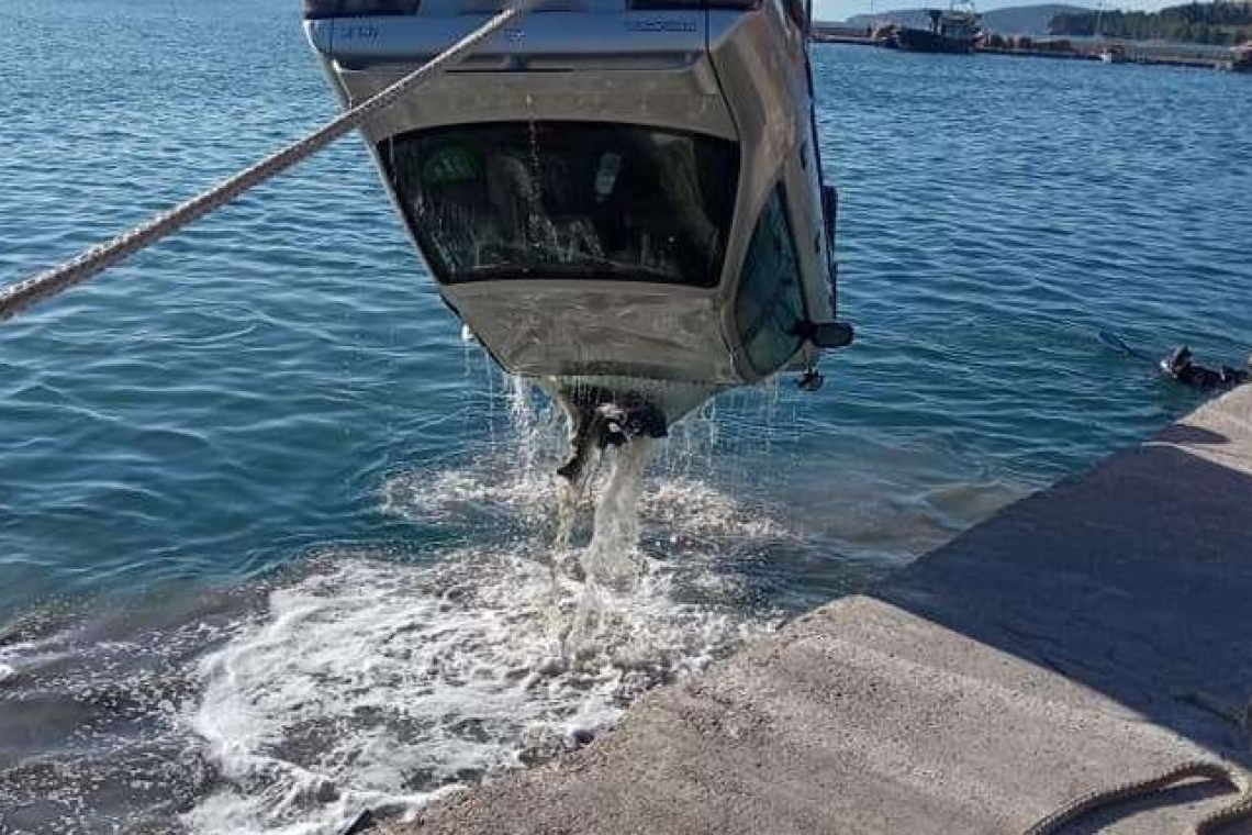 Σαλαμίνα: Πτώση οχήματος στη θάλασσα στα Παλούκια - Xωρίς τις αισθήσεις του ο οδηγός