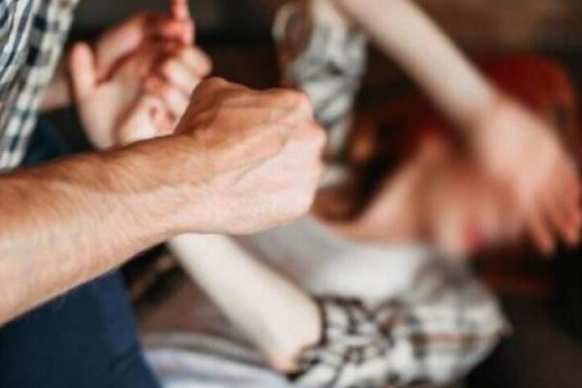 Αγριος ξυλοδαρμός 50χρονης γυναίκας από τον σύζυγό της μέσα στο φέρι μποτ