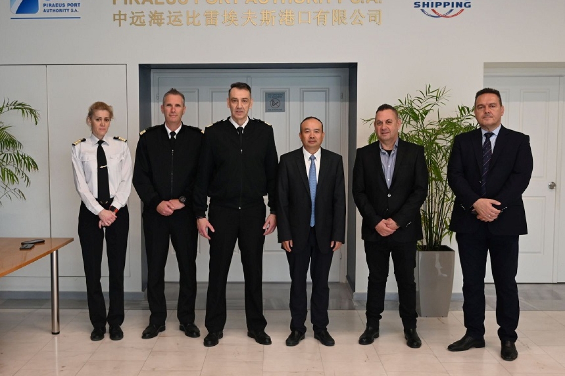 ΟΛΠ A.E.: Δωρεά επτά φορητών απινιδωτών στο Λιμενικό Σώμα – Ελληνική Ακτοφυλακή