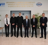 ΟΛΠ A.E.: Δωρεά επτά φορητών απινιδωτών στο Λιμενικό Σώμα – Ελληνική Ακτοφυλακή