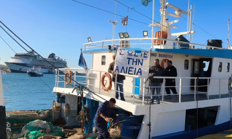 «Σώστε την αλιεία»: Κινητοποίηση των αλιέων στο λιμάνι του Πειραιά