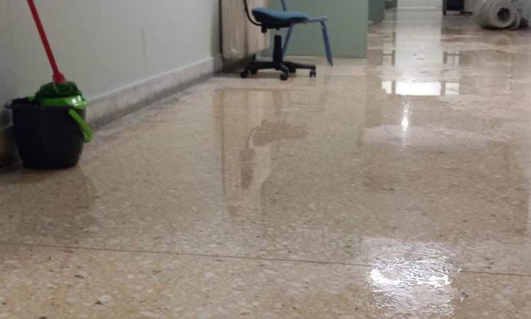 ΕΛΜΕ Πειραιά: Εκκενώθηκε το σχολικό συγκρότημα της ΣΚΥΠ λόγω διαρροής λυμάτων